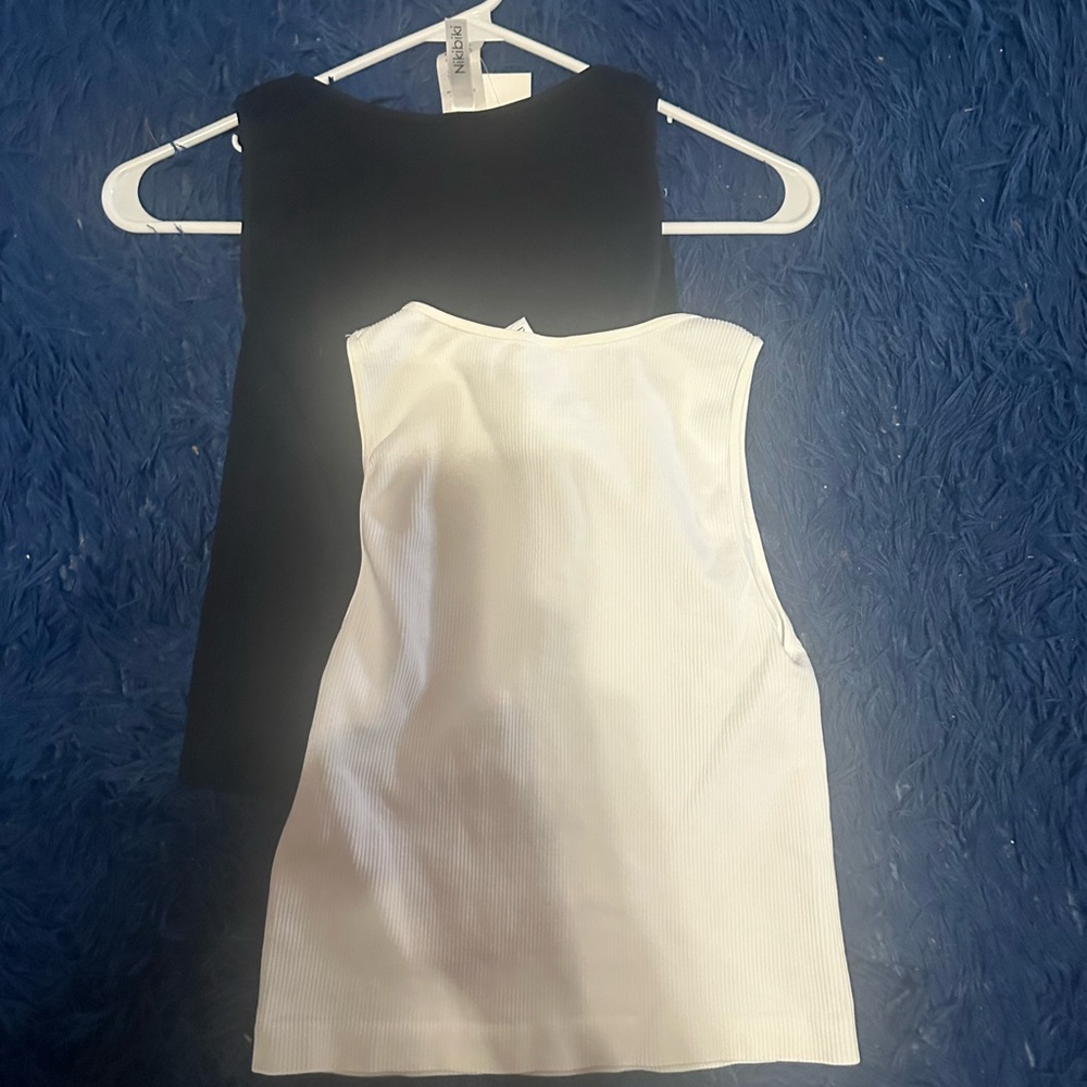 Black and White Sleeveless Tops - Picture 4 of 6